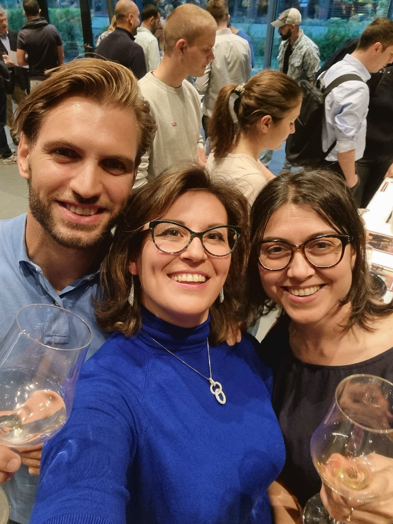 wine connects people - happy fans of 1wein.ch